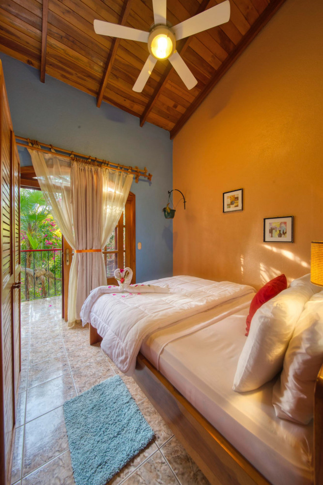 Villa Queen room with private patio and mountain view at Jungle's Edge