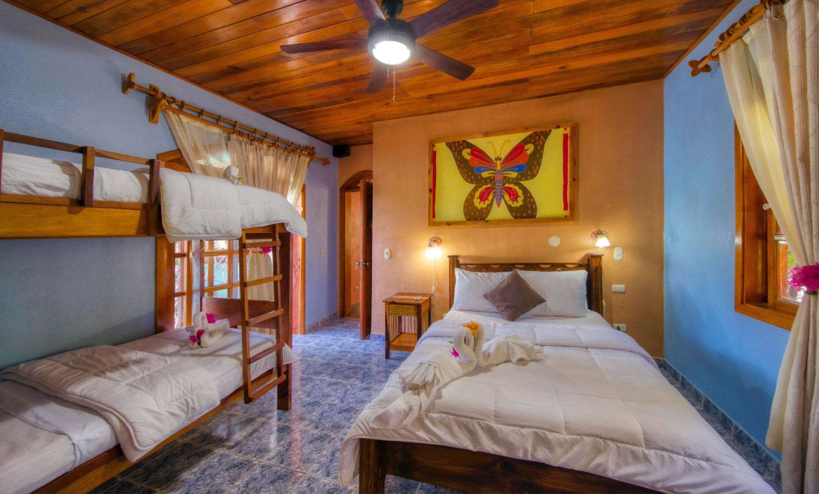Villa Family room with queen and bunk beds at Jungle's Edge