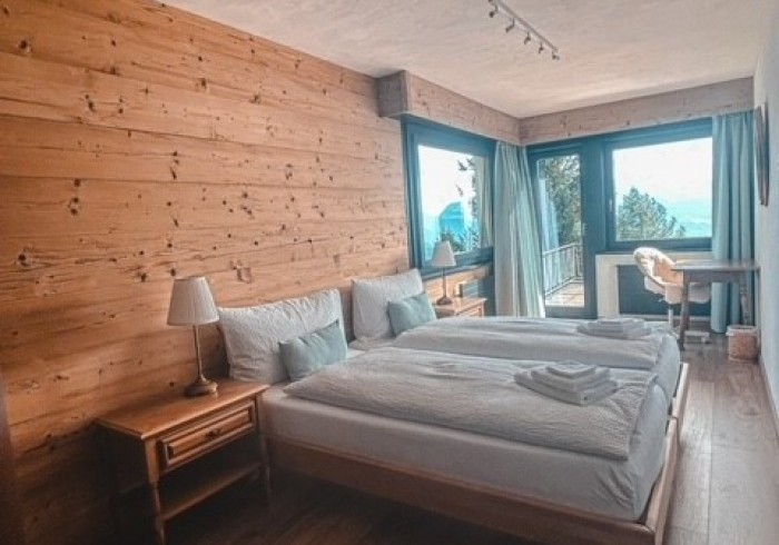 Superior with Balcony & Lake View — Bild 1